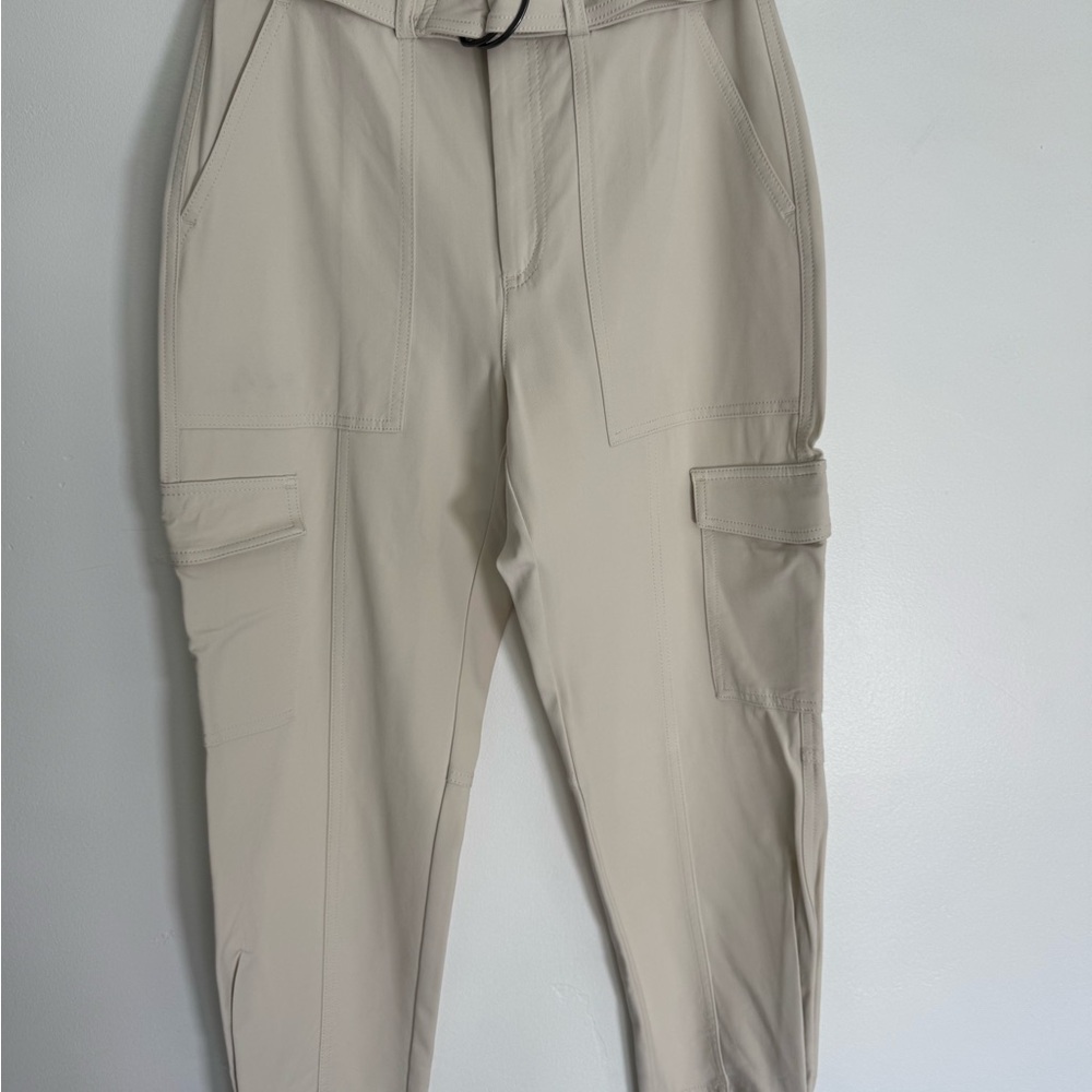 Banana Republic Cropped Cream Cargo Pants w/ Tapered Leg